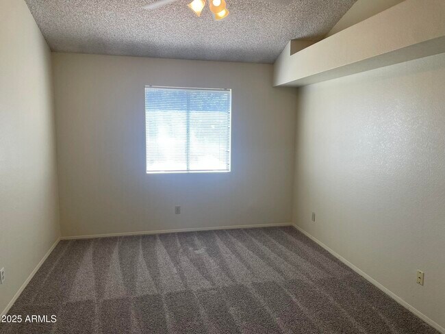 Building Photo - 1327 W Straford Dr