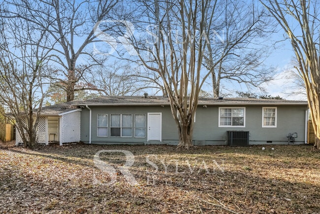 Building Photo - This 3 bedroom, 2 bathroom home on approxi...
