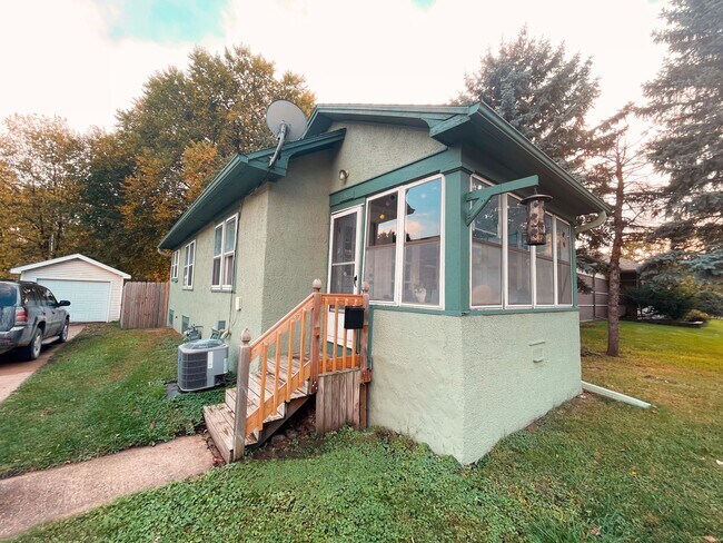 Building Photo - 1112 Lincoln Way