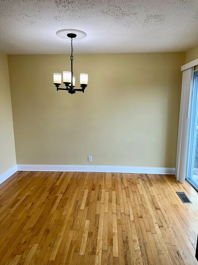 Building Photo - 3  bedroom 1.5 bath now available in Oolte...