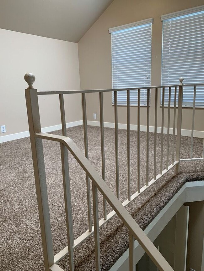 Building Photo - 2 Bed 1.5 Bath End Unit Townhome!