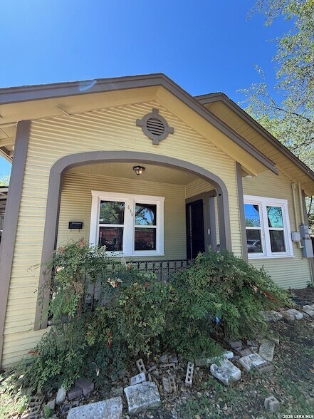 Building Photo - 630 W Gramercy Pl