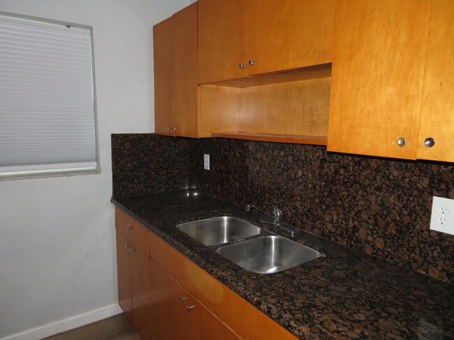 Building Photo - 421 S J St