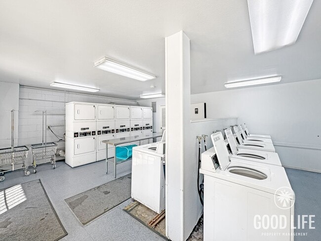 Building Photo - Spacious 2B/2BA condo available in San Carlos!