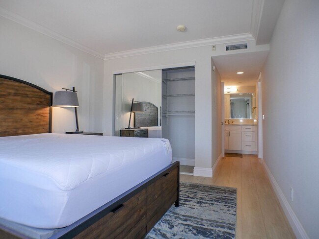 Building Photo - RARE Offering 2BD/2BA - Condo of secured building in highly sought after Boutique Bella Capri bui...