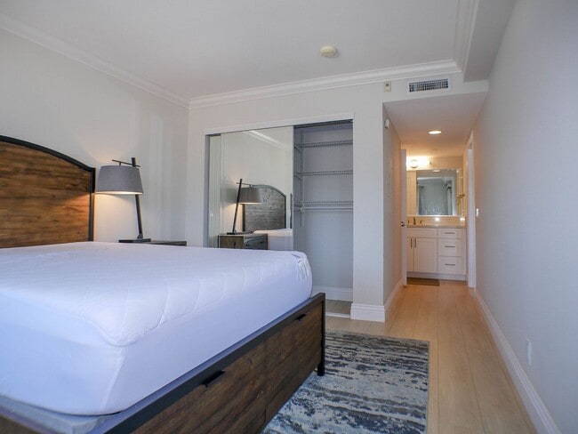 Building Photo - RARE Offering 2BD/2BA Furnished Condo of secured building in highly sought after Boutique Bella C...