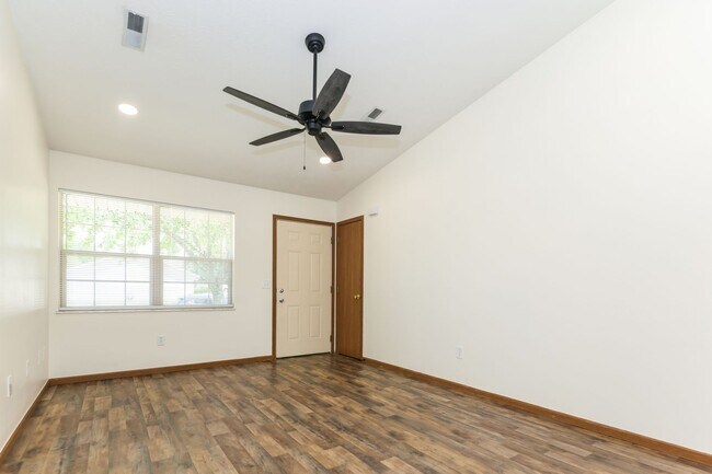 Building Photo - Check out this 3 bed 1.5 bath single family home in Springfield!