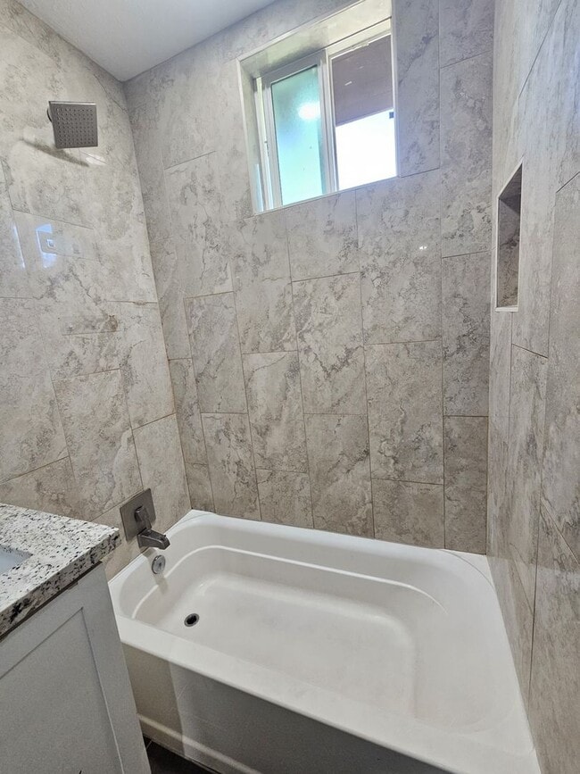 Building Photo - Charming Home 3 bedrooms 1 bath Large Yard.