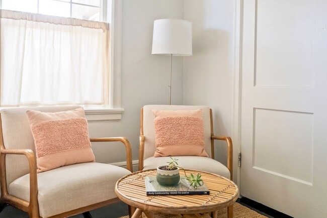 Building Photo - Cozy, updated 4th-floor studio in Nob Hill. Convenient location near all the hot spots