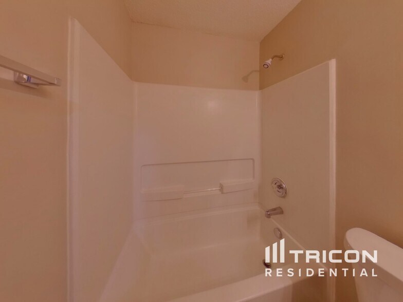 Building Photo - 131 Quiet Grove Dr