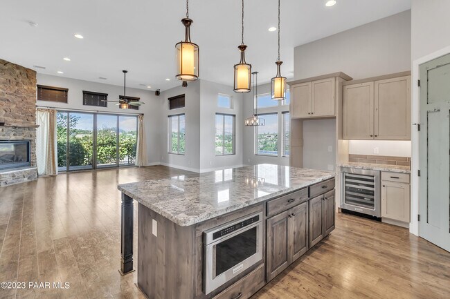 Building Photo - 1584 Majestic Way