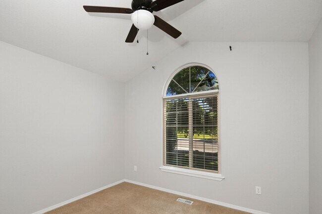 Building Photo - Discover this charming 4-bedroom, 2-bathroom home in Meridian!
