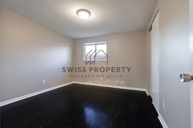 Building Photo - 892 N Meadows Ct