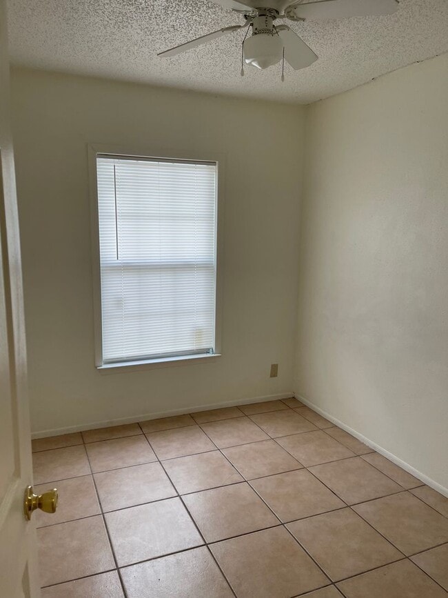 Building Photo - 2/1 Home Available for Immediate Move In!