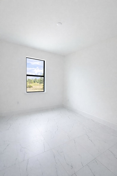 Building Photo - 478 Lotus Ave S