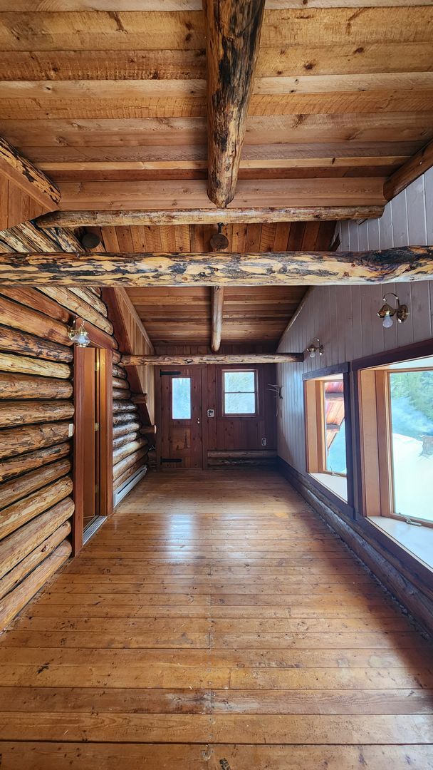 Building Photo - Beautiful Log Cabin in Condon