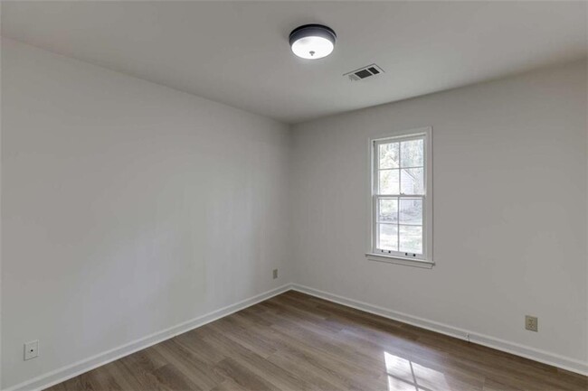 Building Photo - 1373 W Prospect Dr NE