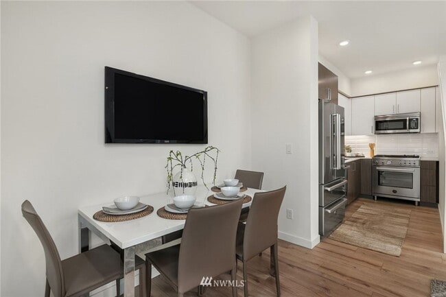 Building Photo - 2Bd/1.75Ba Seattle Townhouse