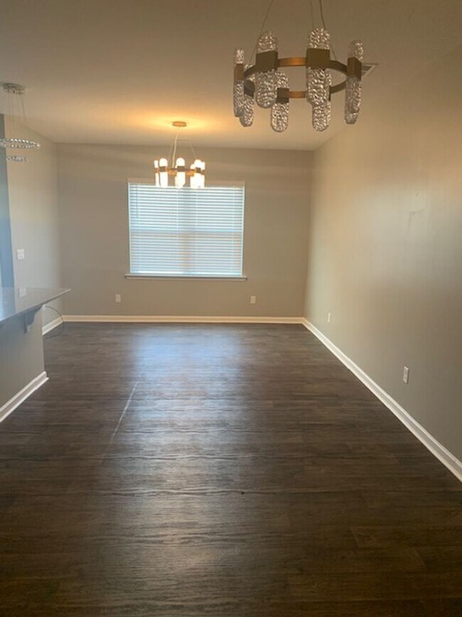 Building Photo - Townhouse