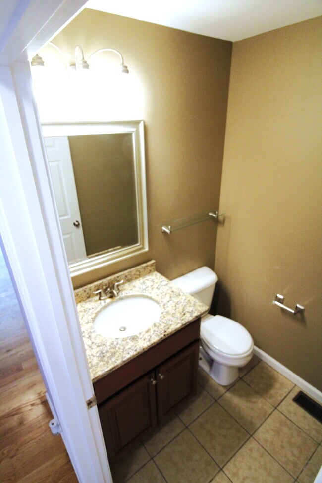 Building Photo - Privacy, Space, and Modern Comfort in Salem
