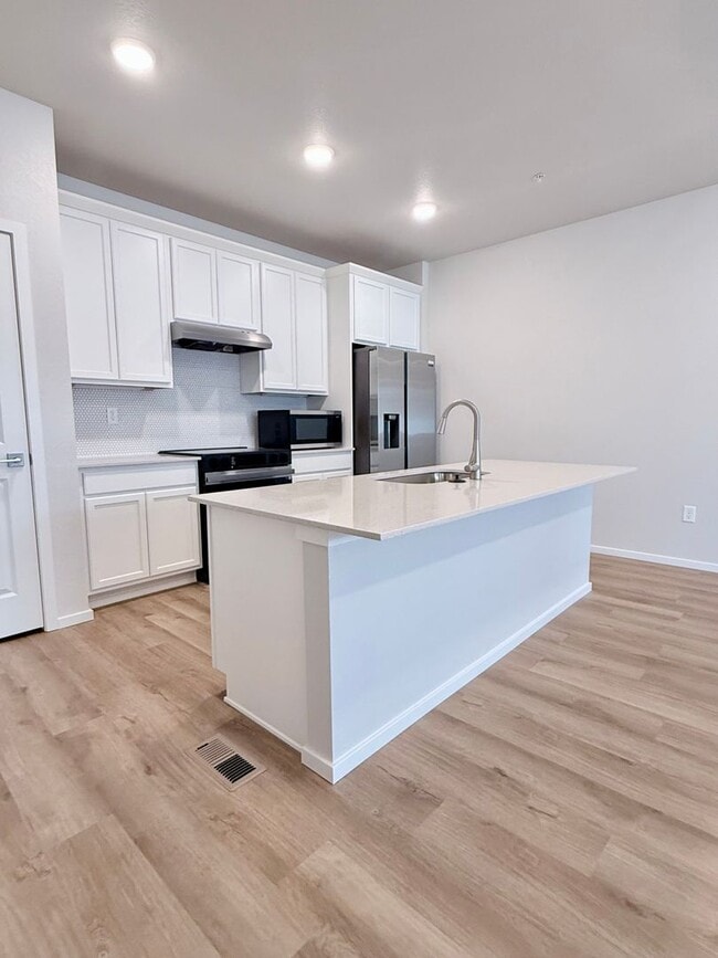Building Photo - Modern 2-Bedroom Condo in Fort Collins - Bright, Spacious & Move-In Ready