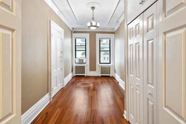 Building Photo - 208 9th St