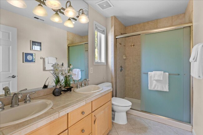 Building Photo - 5Bd/3.5Ba Shoreline House