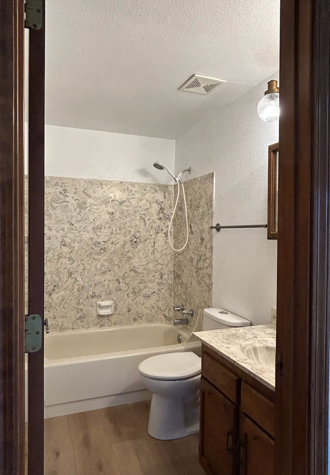 Building Photo - 1033 E Chateau Dr