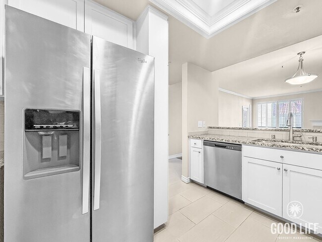 Building Photo - Beautiful 1B/1.5BA Upgraded Condo w/ Washer/Dryer and Private Patio!