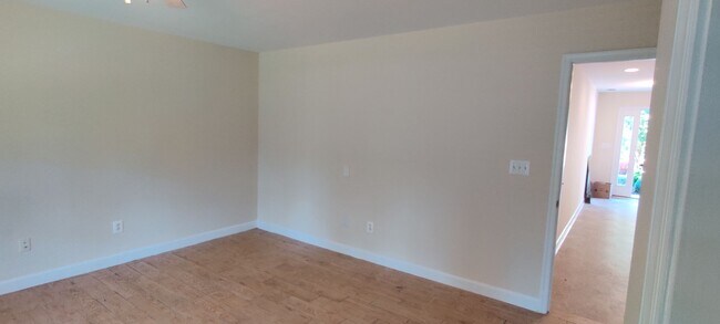 Building Photo - 4 bedroom townhome with garage
