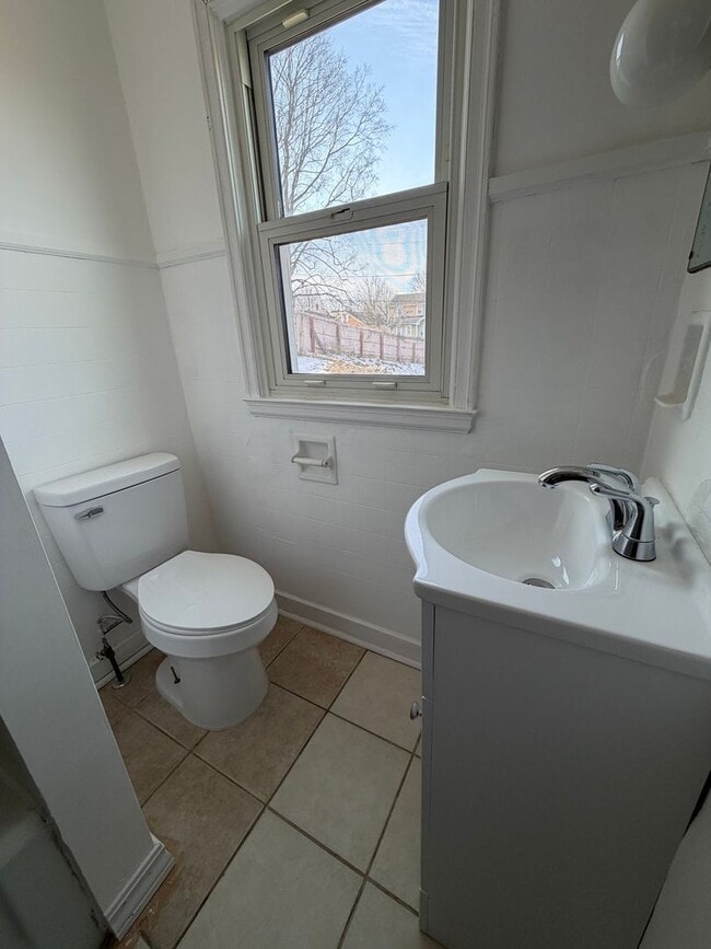 Building Photo - 1652 Roosevelt Ave