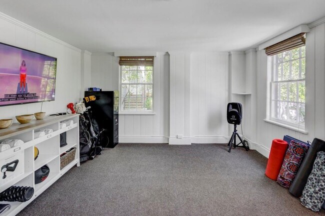 Building Photo - 27 Northwood Ave NE