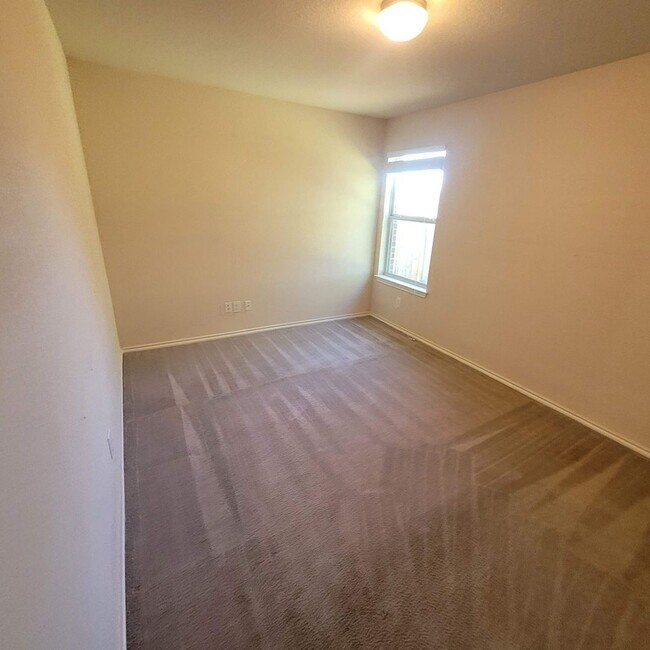 Building Photo - Clean North East Home - O'Conner & IH35