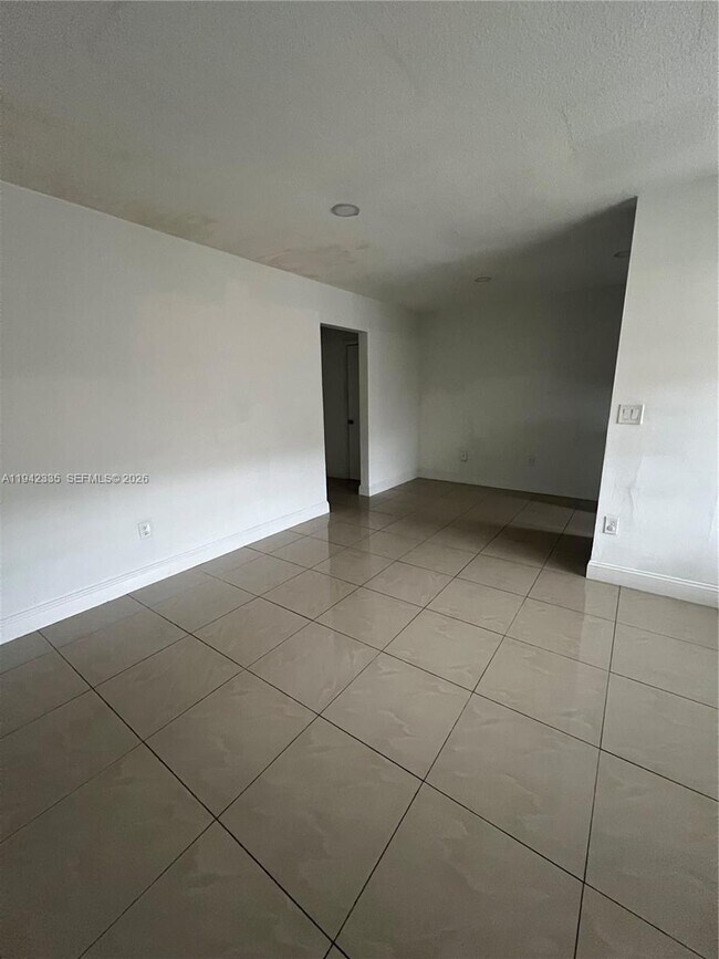 Building Photo - 16120 NE 19th Ct