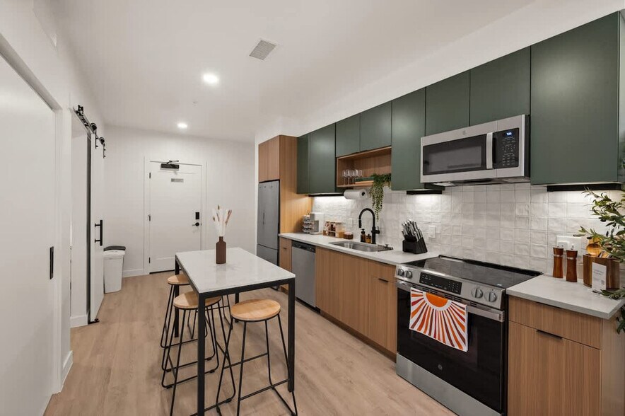 Building Photo - 646 S 400 W