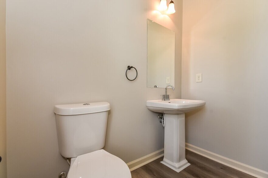 Building Photo - 1000 Cureton Dr