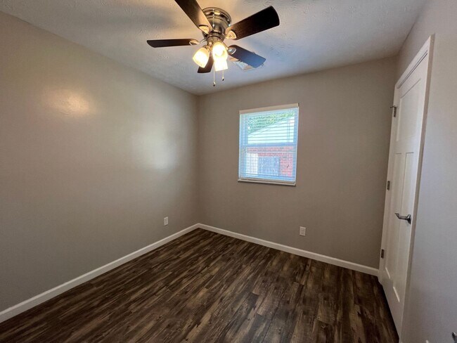 Building Photo - 2128 Virginia Dr