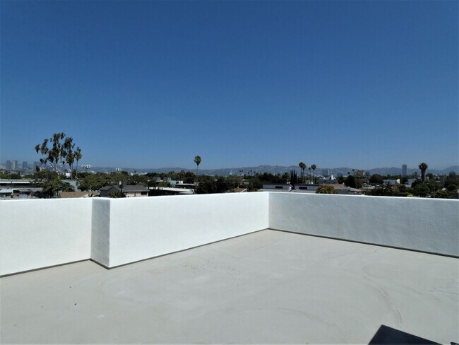 Building Photo - 2416 Carmona Ave