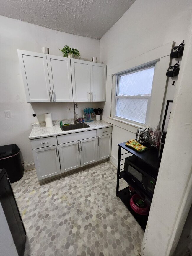 Building Photo - 1856 Lampson Rd