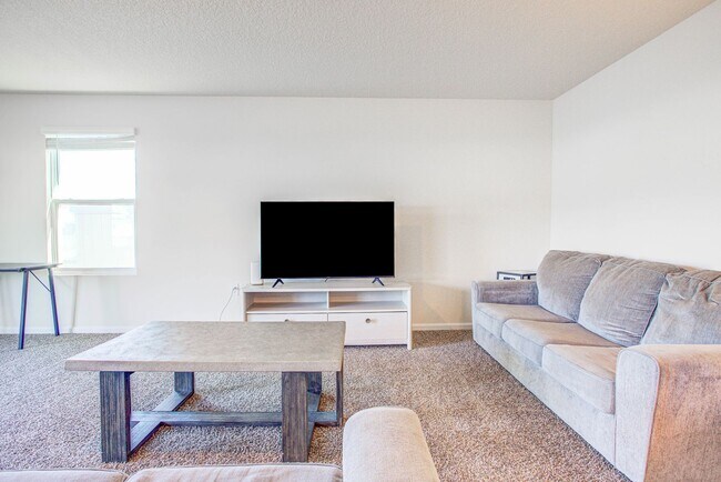 Building Photo - MOVE-IN READY 3/2 IN ENTRADA!