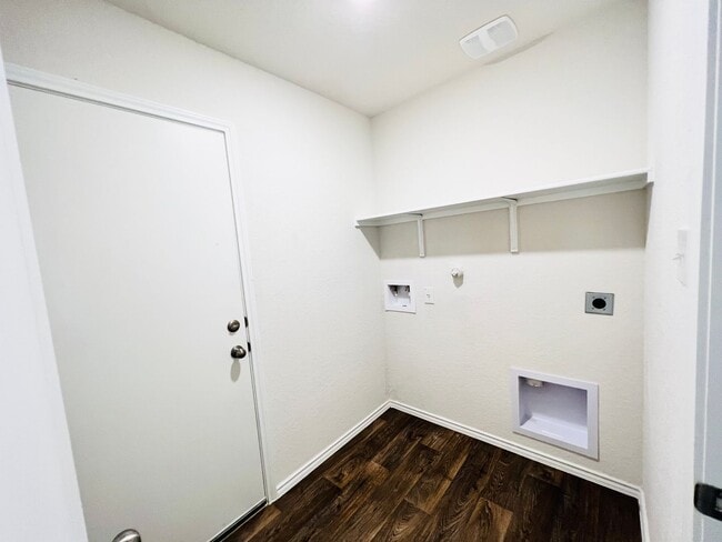 Building Photo - Modern 1-Story Home with Open Floor Plan & Spacious Backyard