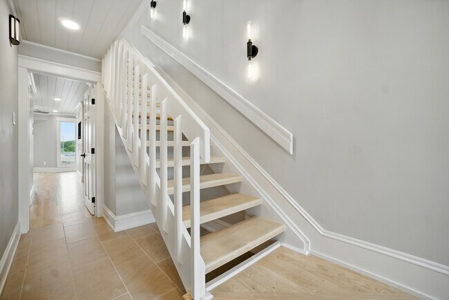 Building Photo - 100 Pinewood Rd