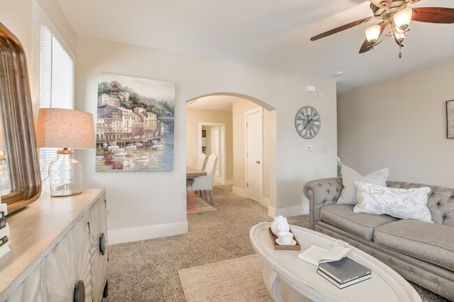 Building Photo - Beautiful Three Bedroom Town Home!