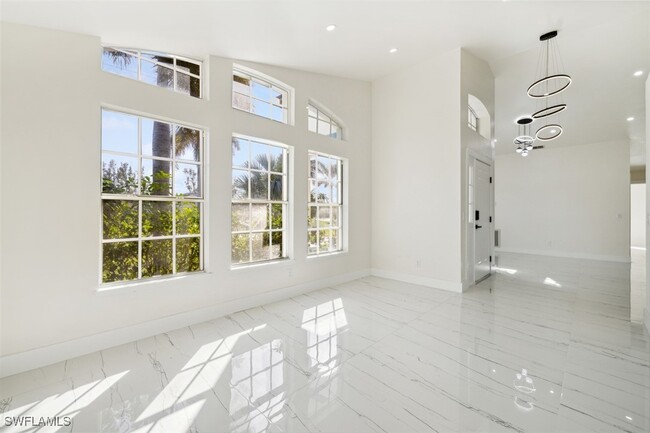 Building Photo - 4520 SW 22nd Ave