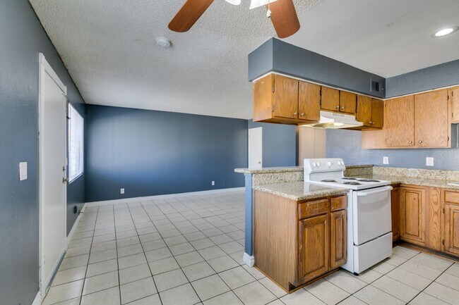 Building Photo - Charming 2-Bedroom Unit in a Well-Maintained 4-Plex!