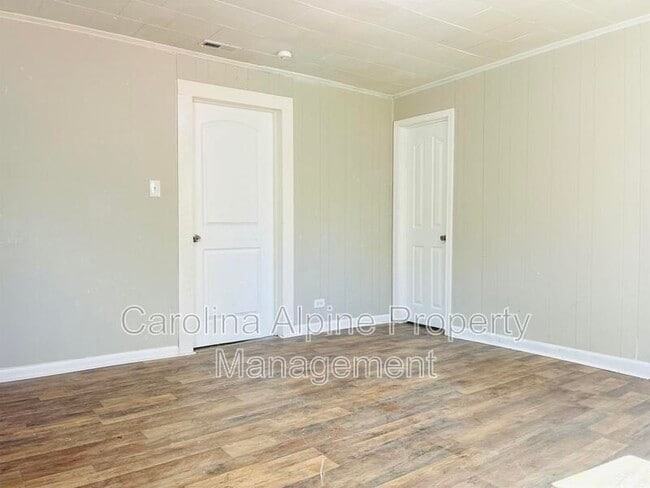 Building Photo - 410 Carolina Ave