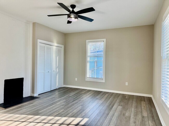 Building Photo - 218 College St