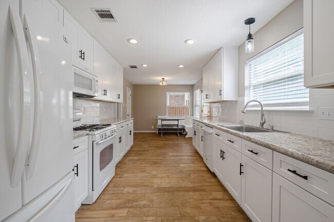 Building Photo - Stunning 4 Bedroom, 2.5 Bath Home in Block...