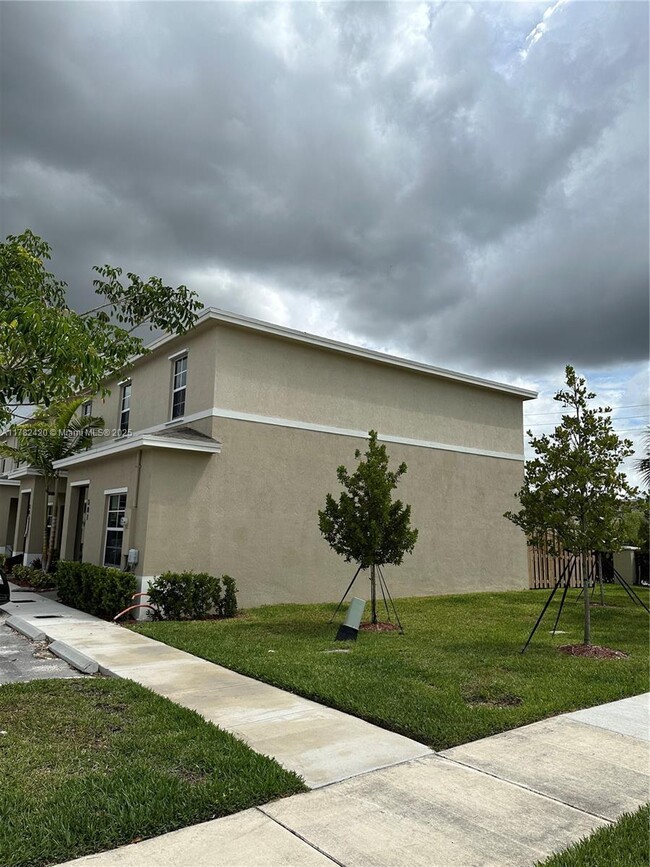 Building Photo - 381 NE 5th Pl