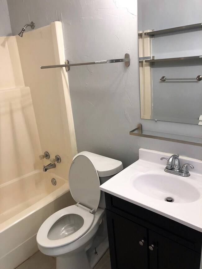 Building Photo - 5915 Cedar Ridge Dr